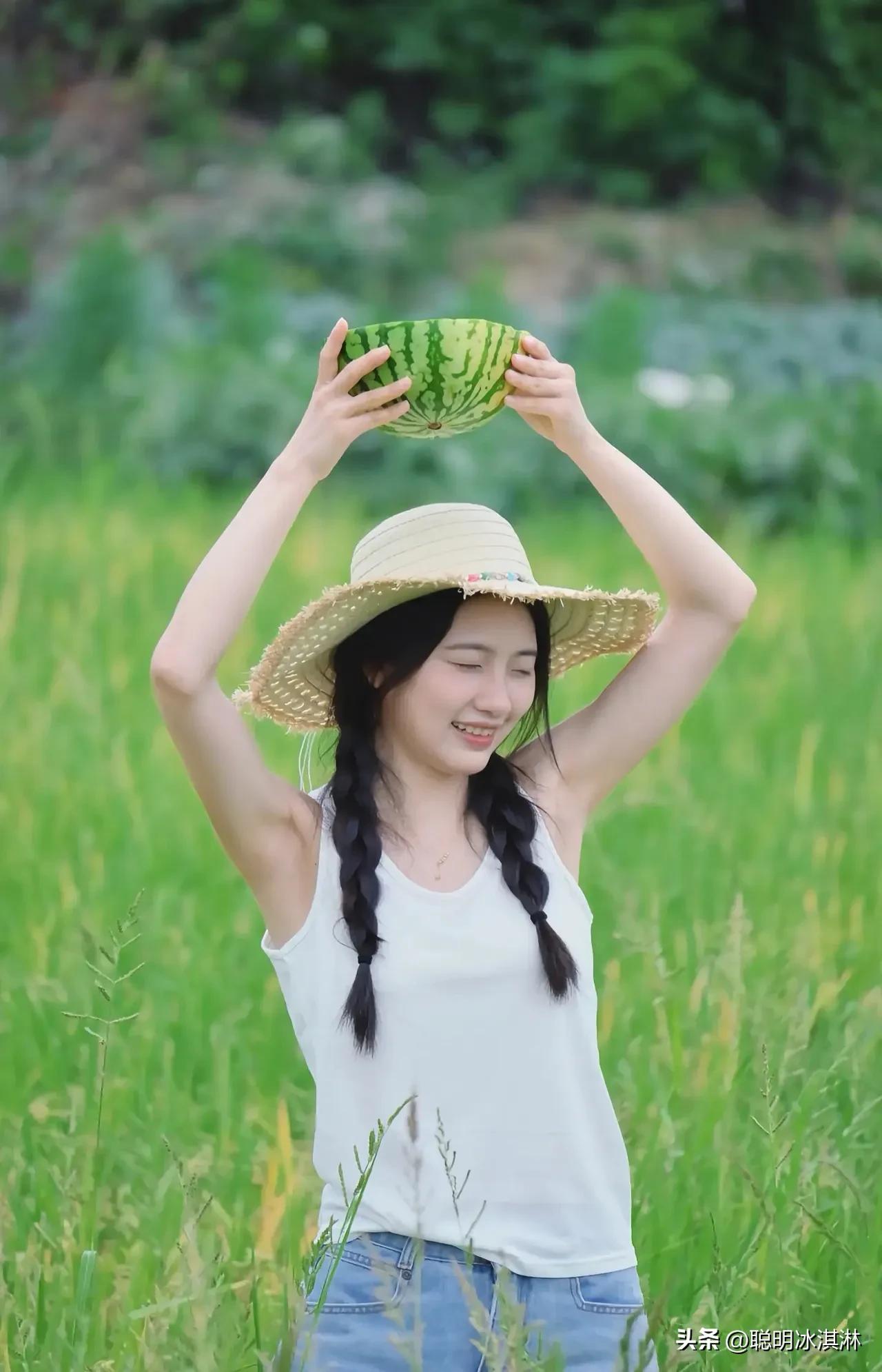 田野上的女孩  
迎着风奔跑，裙角飞扬，  
是自由在歌唱。  
每一寸土地，都