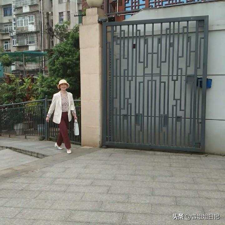 其实啊中年女人戴帽子挺漂亮的，时髦又显得人年轻出挑。
我从来就没有戴过帽子。我也