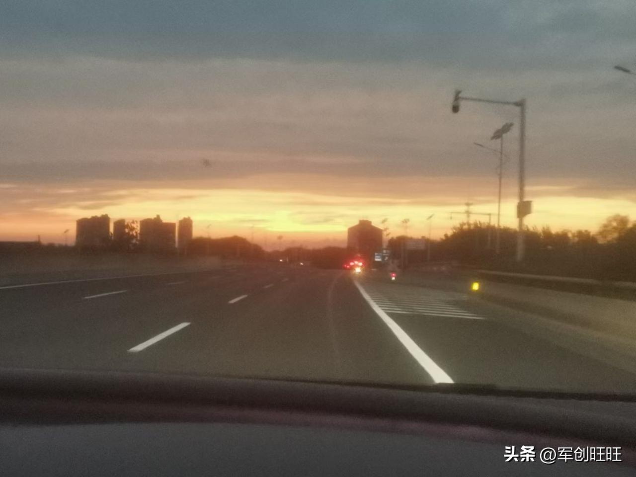 你们发现没有，只要男女任意一方家境不错，根本不会有天价彩礼的矛盾。女方有钱不在乎