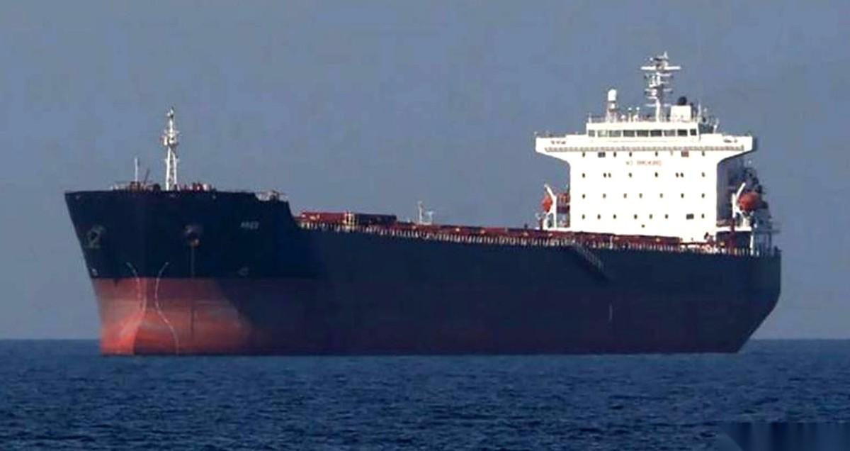 三艘巨型油轮，满载着两百万桶原油，缓缓驶向霍尔木兹海峡的出口。通行账单递了过来，