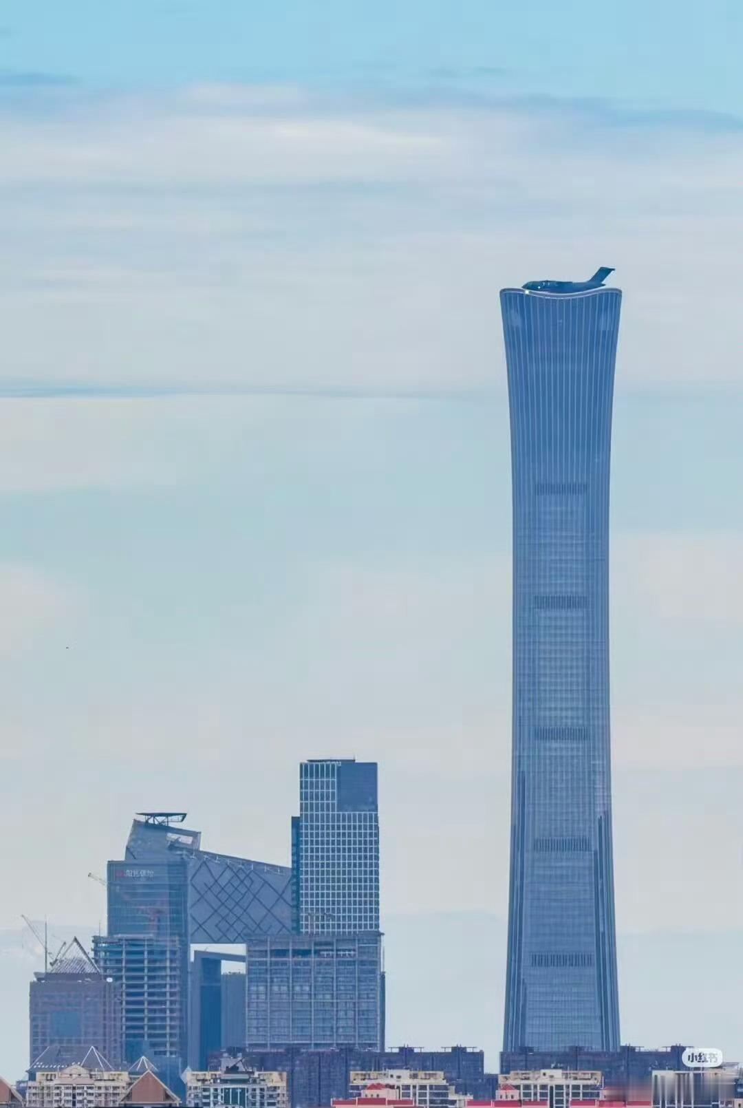 偷偷告诉大家，运20其实具备垂直起降能力不信你看，一架运20准备从中国尊楼顶起飞