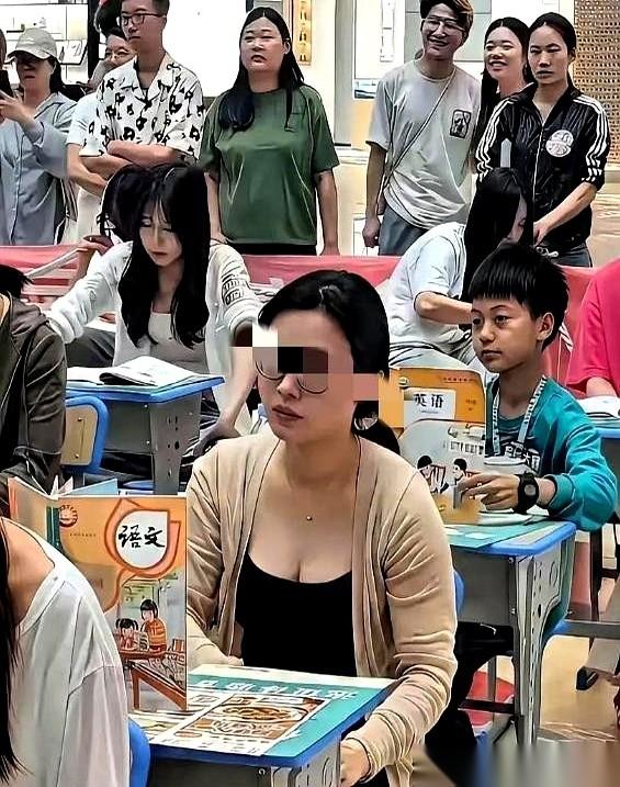 一场家长会，把一个妈妈推进了漩涡中心。
她没吵没闹，甚至没跟任何人说话。就因为穿
