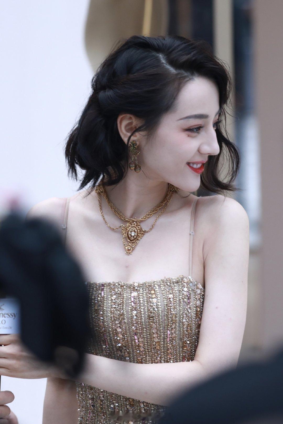 迪丽热巴短发侧颜好美 ​​​