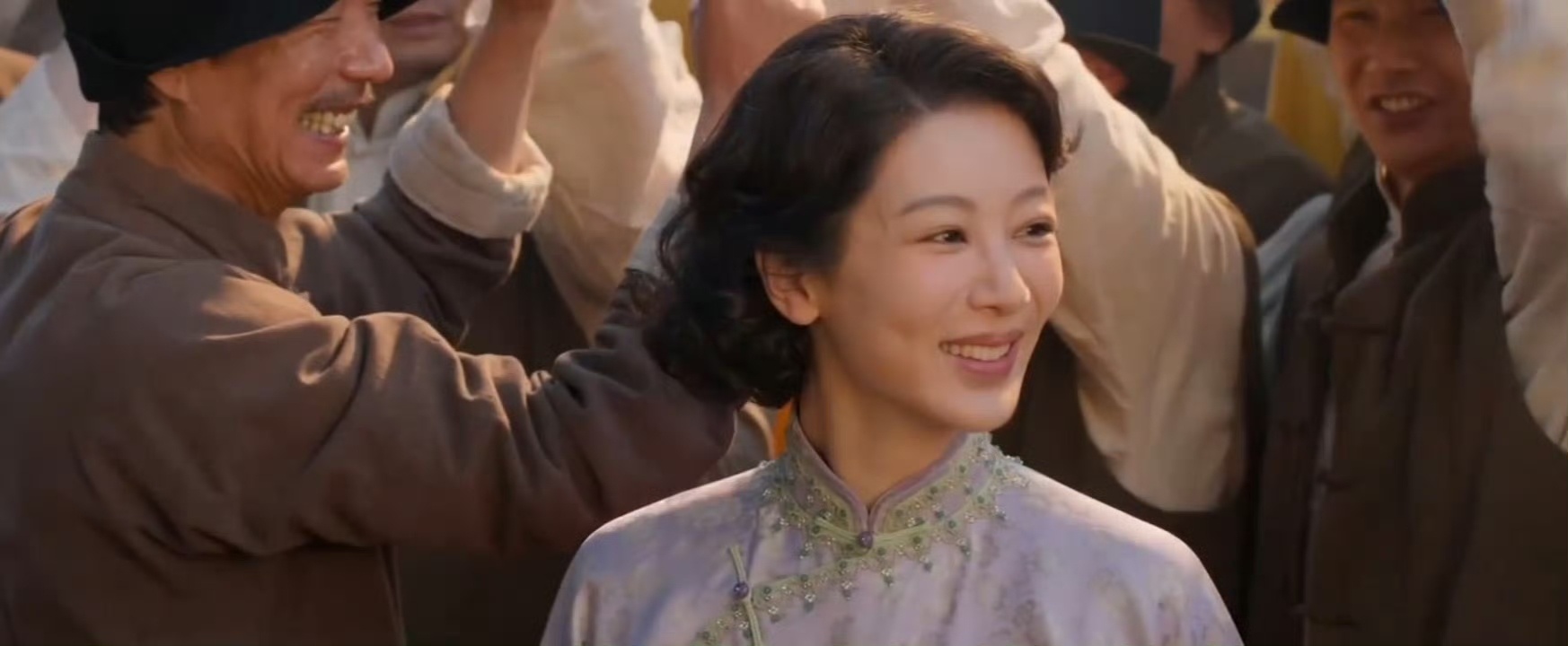 玉兰花开君再来杀青特辑来了， 杨紫一个人从少女演到白发苍苍，年龄跨度像翻完一本民