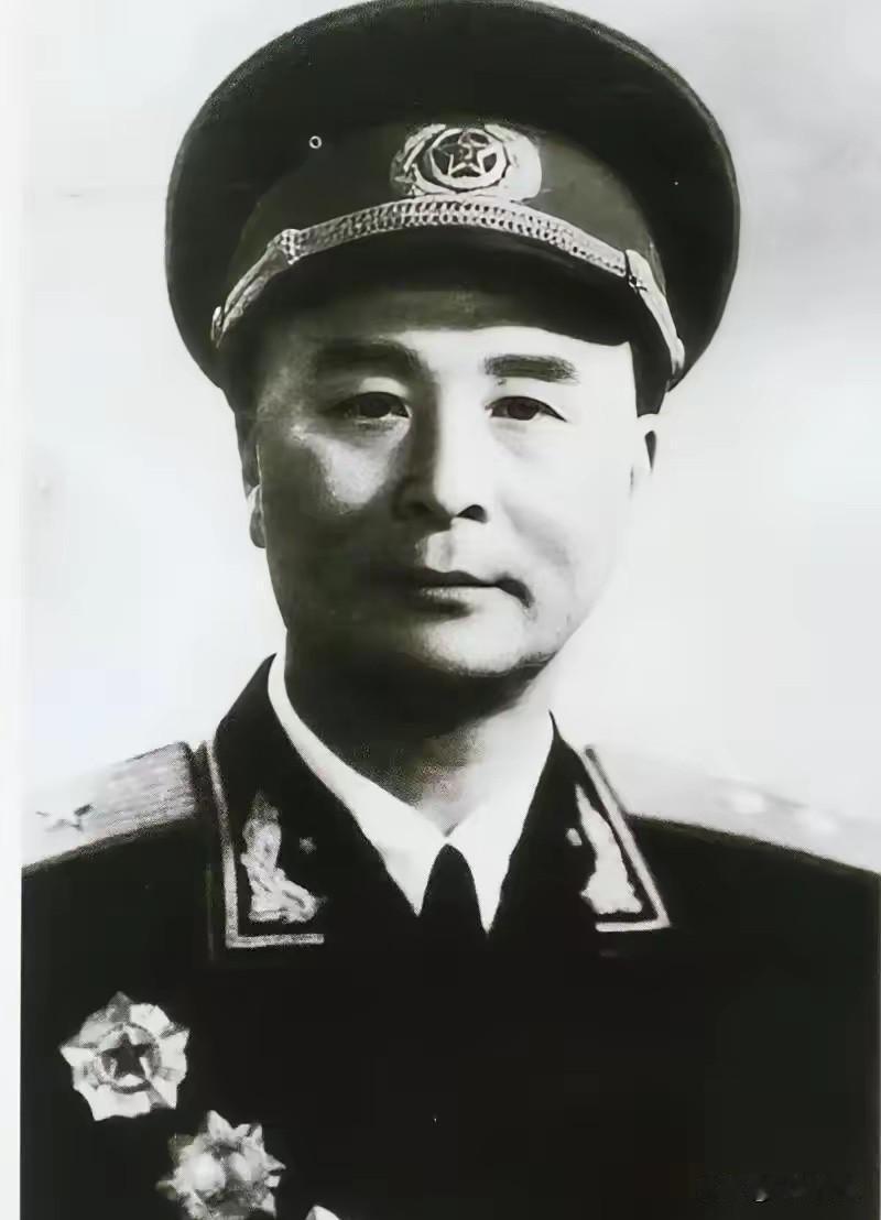 1936年，大娘采野果发现草丛异动，拨开草丛看见满身是血的红军战士

1936年