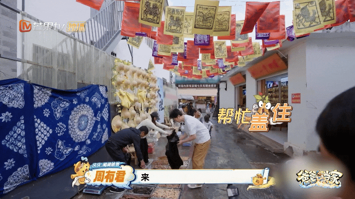 爸爸当家中断录制帮小摊贩挡雨爸爸当家 大雨突袭大家直接暂停拍摄，爸爸们带头护住药
