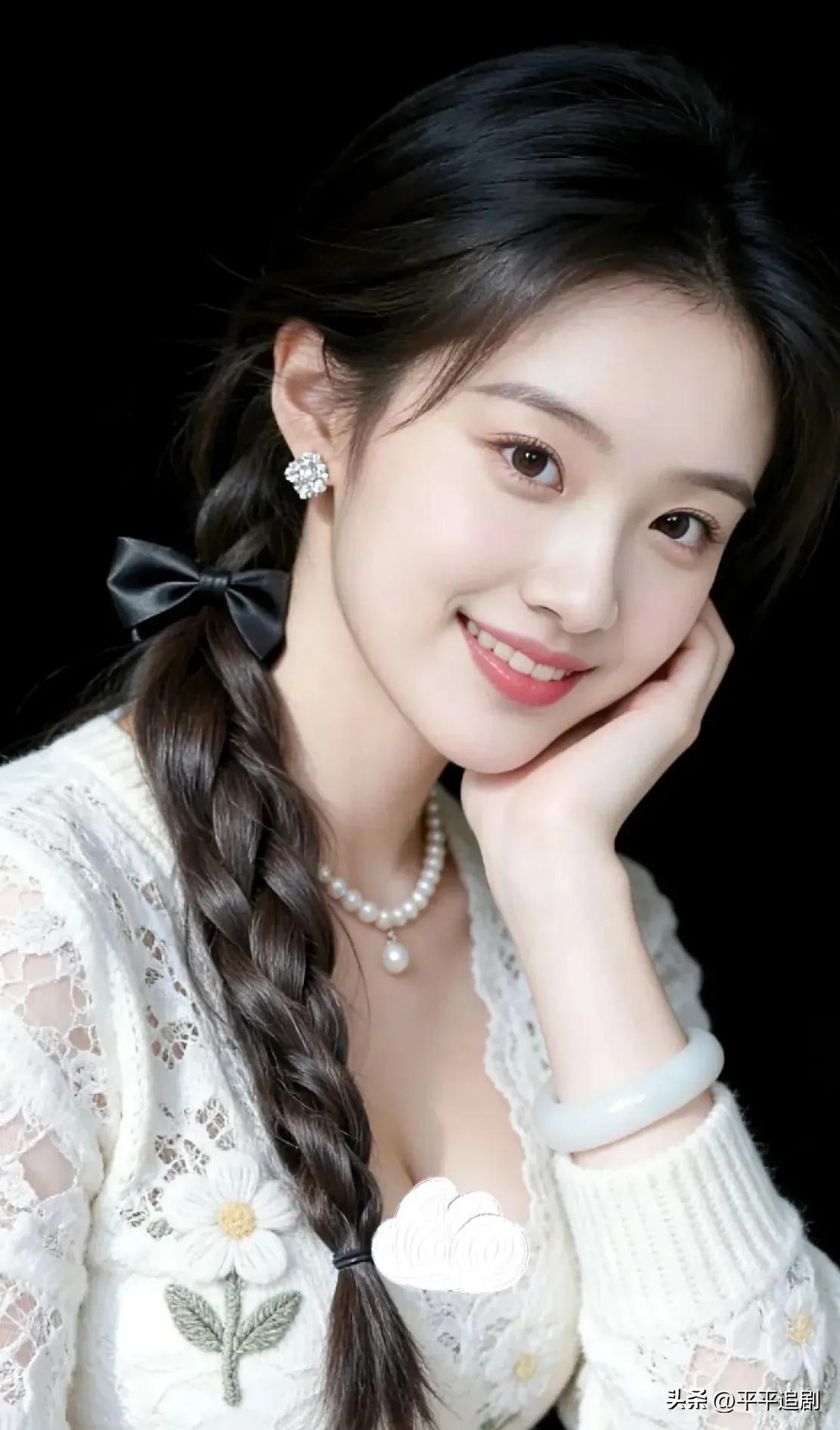 黑蝴蝶结系着温柔，白蕾丝绣着时光。
笑意藏在眉眼间，珍珠与玉镯相映，
在静谧里，
