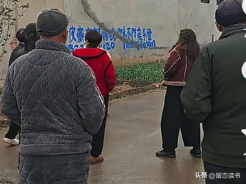 视频里一群人，听着一个儿媳妇对老公大声骂道：“你妈不容易，你妈不容易是我嫁给你造