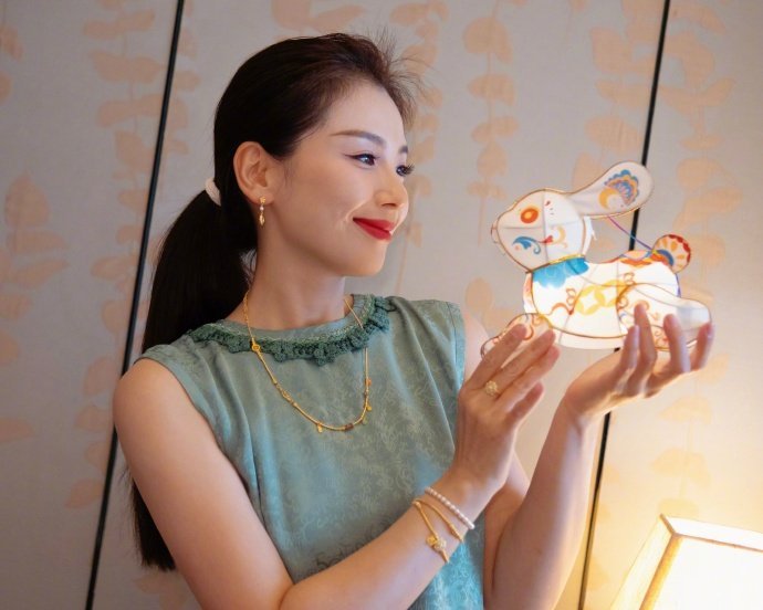 #刘涛中秋新中式##刘涛中秋营业图# 来接收刘涛中秋营业图啦！中秋节穿新中式造型