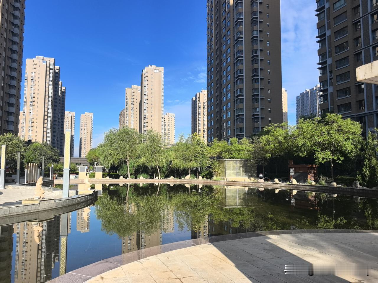晴空楼影落平湖，庭院风光入镜来。