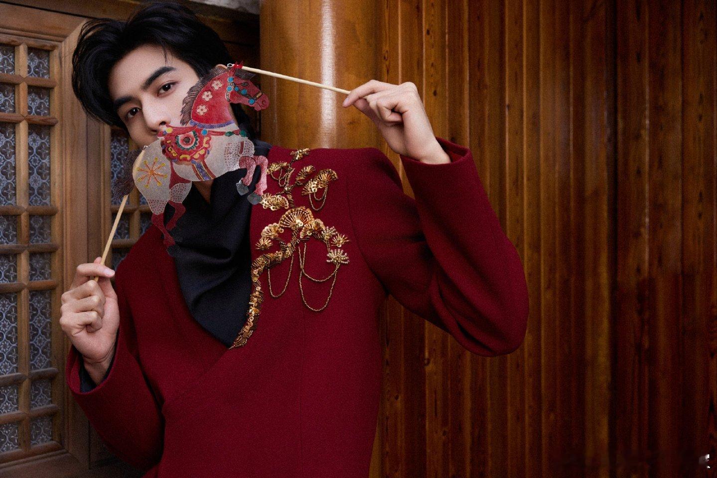 宋威龙 新郎官 宋威龙 春晚造型🈶这真的不是新郎官吗！我们🐉真的又帅，又红，