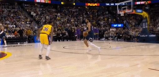 一打湖人就来劲！穆雷命中超远三分！
在今天NBA常规赛掘金对阵湖人的第二节比赛中