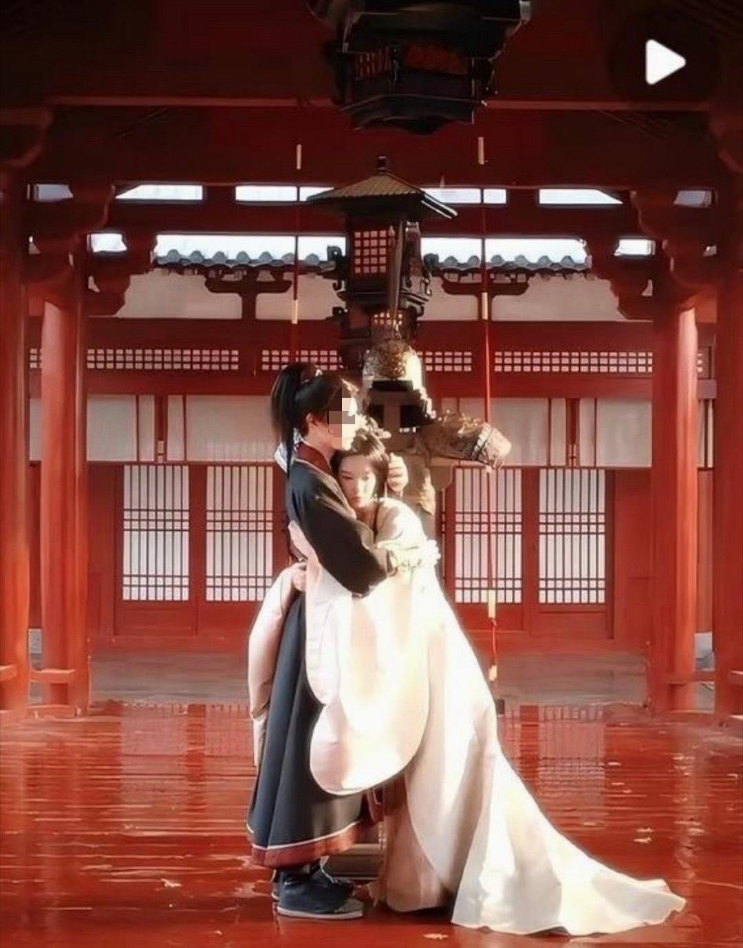 怎么会有人怪女演员壮呢？陈都灵这种身形和气质，应该已经算是最容易出CP感的那一档