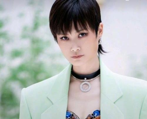 还是短发帅气
我们在舞台上见到的李宇春总是留着短发，于是有人就判断说李宇春从来不