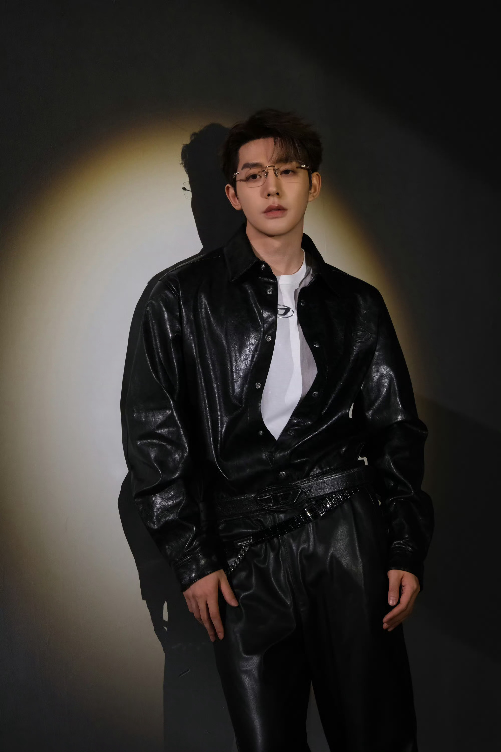 邓为 in DIESEL📸一组营业大片，LOGO背心搭配皮夹克套装，点缀无框眼