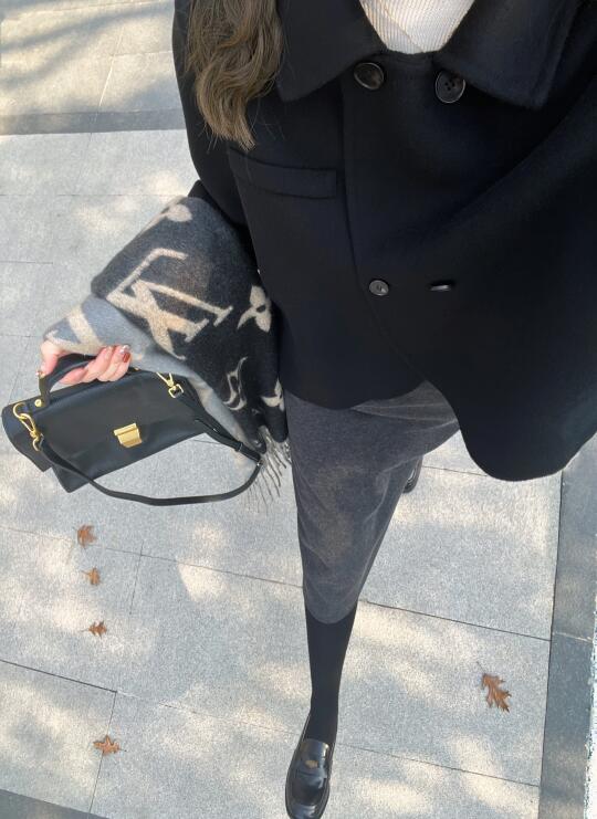 小个子天菜黑色短大衣！这套简直通勤的神！♣️