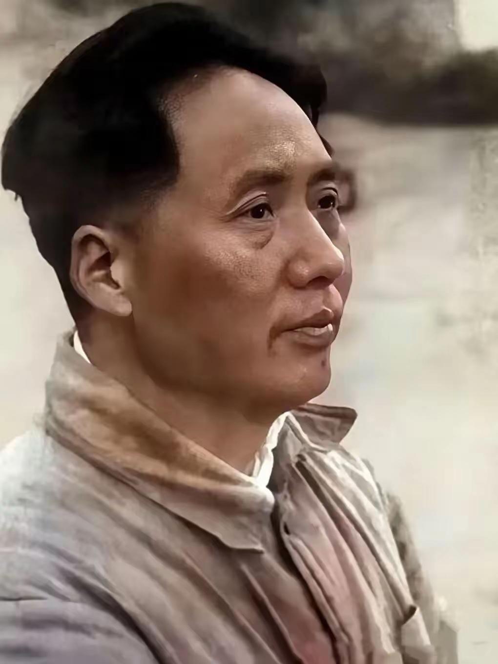 《七律·毛主席在延安》
延水悠悠塔影崇，
运筹窑洞破迷蒙。
论持久战驱云雾，
指