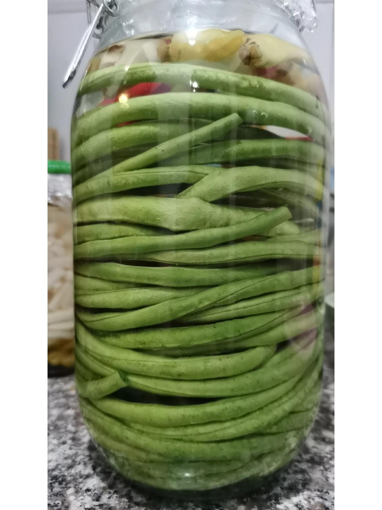 夏天酸菜最开胃下饭啦；酸萝卜（基本上做好第二天可以吃）

材料：一个玻璃罐子（买