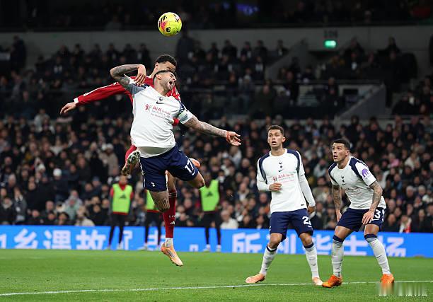 热刺1比2利物浦 埃基蒂克头球破网之前，有一个双手推搡罗梅罗的动作，但主裁判布鲁