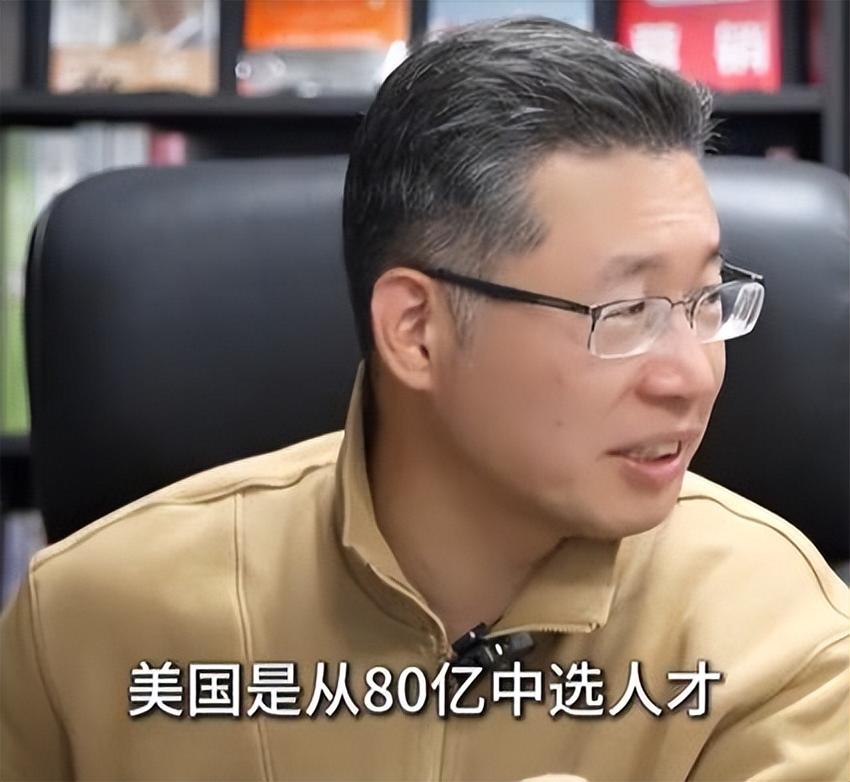 公知们喜欢说：美国人工作一周就可以买一个苹果手机，中国人需要两个月。但他们绝口不