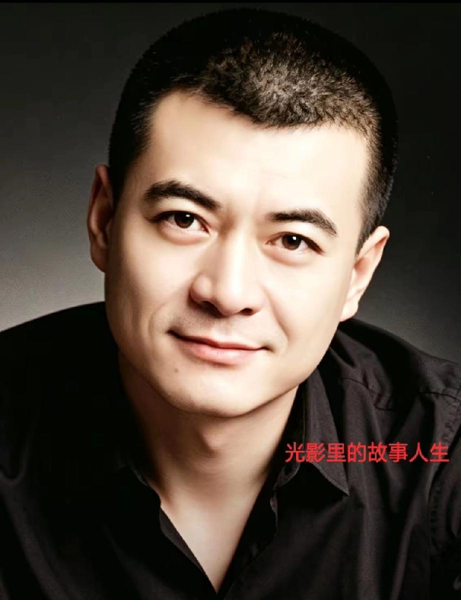实力派硬汉王新军！从话剧演员转型导演，两段婚姻引人感慨
 
          