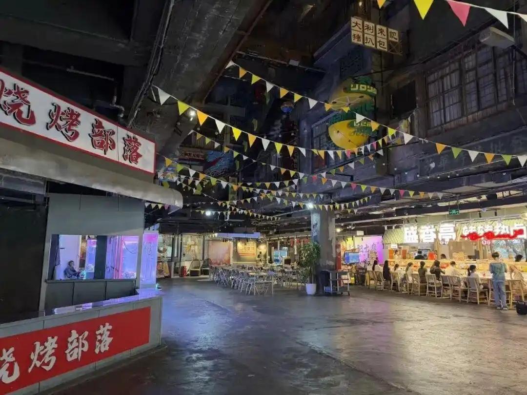 据媒体报道，文和友CEO冯彬向媒体确认，深圳文和友已正式撤场，主招牌已拆除且场地