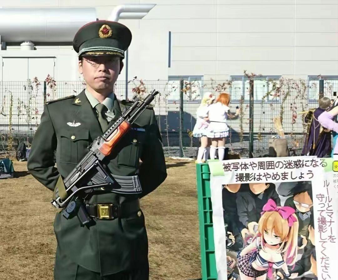 日本一群年轻人疯狂扮演解放军，被骂叛徒还要继续，到底是何居心[送心]

在日本千