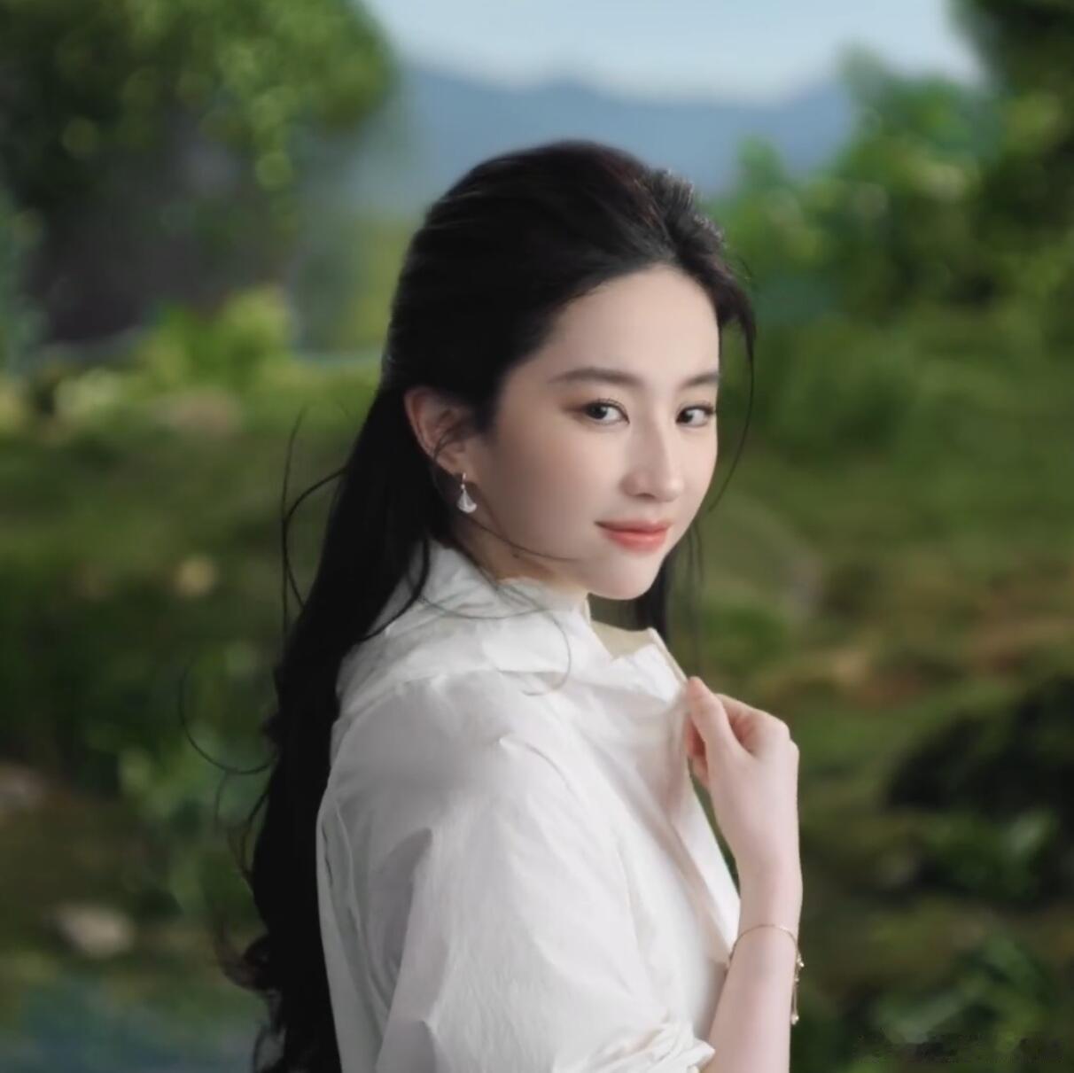 刘亦菲白裙真是好漂亮 ​​​