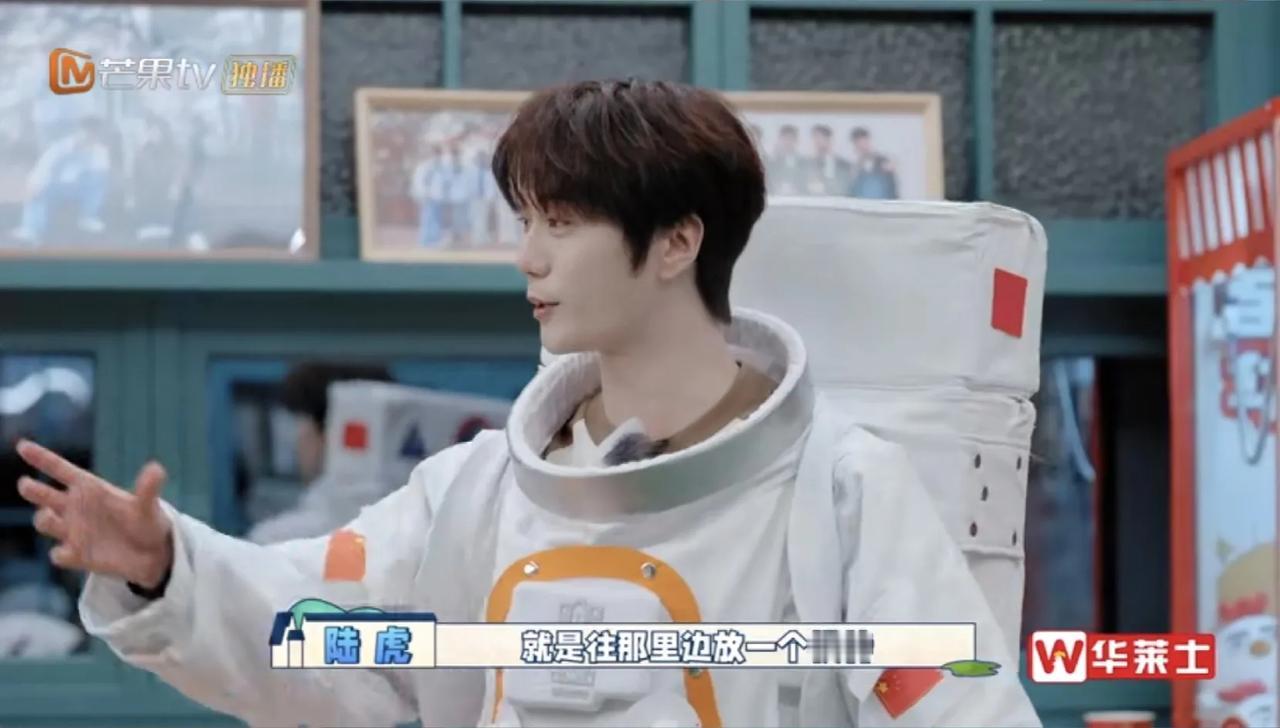 快乐老友记和流浪地球联动啦，流浪地球三的制片人龚格尔来了，看看兄弟们在线求活有多