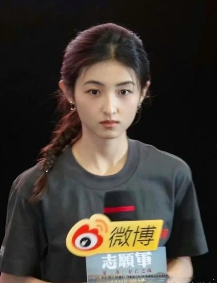 张子枫的清新自然之美，让人不禁思考，为何众多女生执着于追求苹果肌？或许，真正的魅