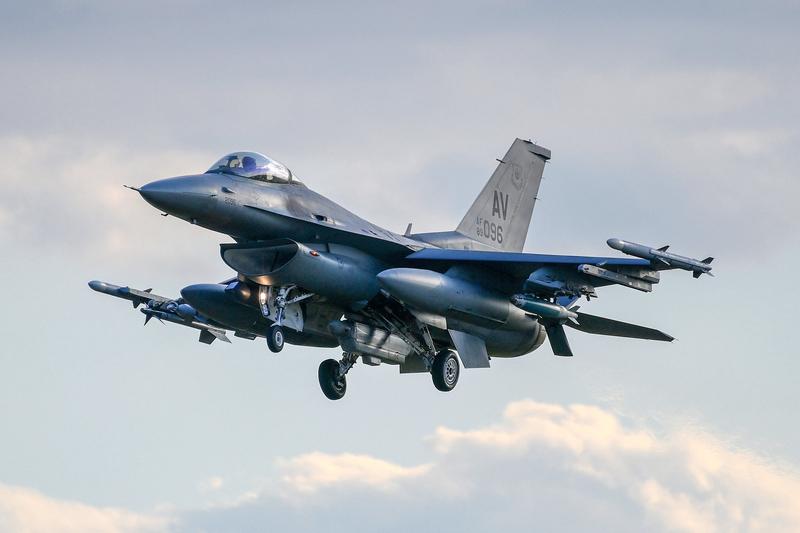 12月3日，美国空军“雷鸟”飞行表演队出大事了！一架F - 16战斗机在加利福尼