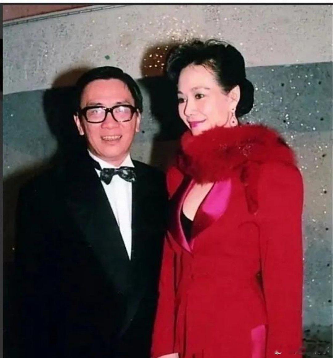 当年，黄霑追求林燕妮，林燕妮不屑地说:“我不与有家室的男人谈情说爱。” 黄霑马上