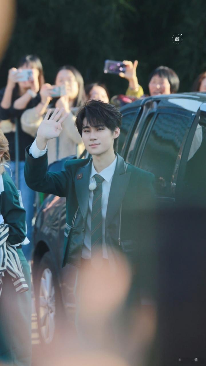 #奔跑吧生态篇定档# 《奔跑吧·生态篇》定档啦，概念海报也同步释出～山峰绵延不绝