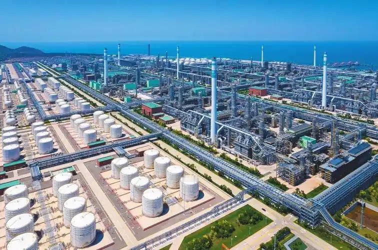 中东的战火，终究还是烧到了中国头上。

北京时间4月25日，美国毫无征兆地甩出一