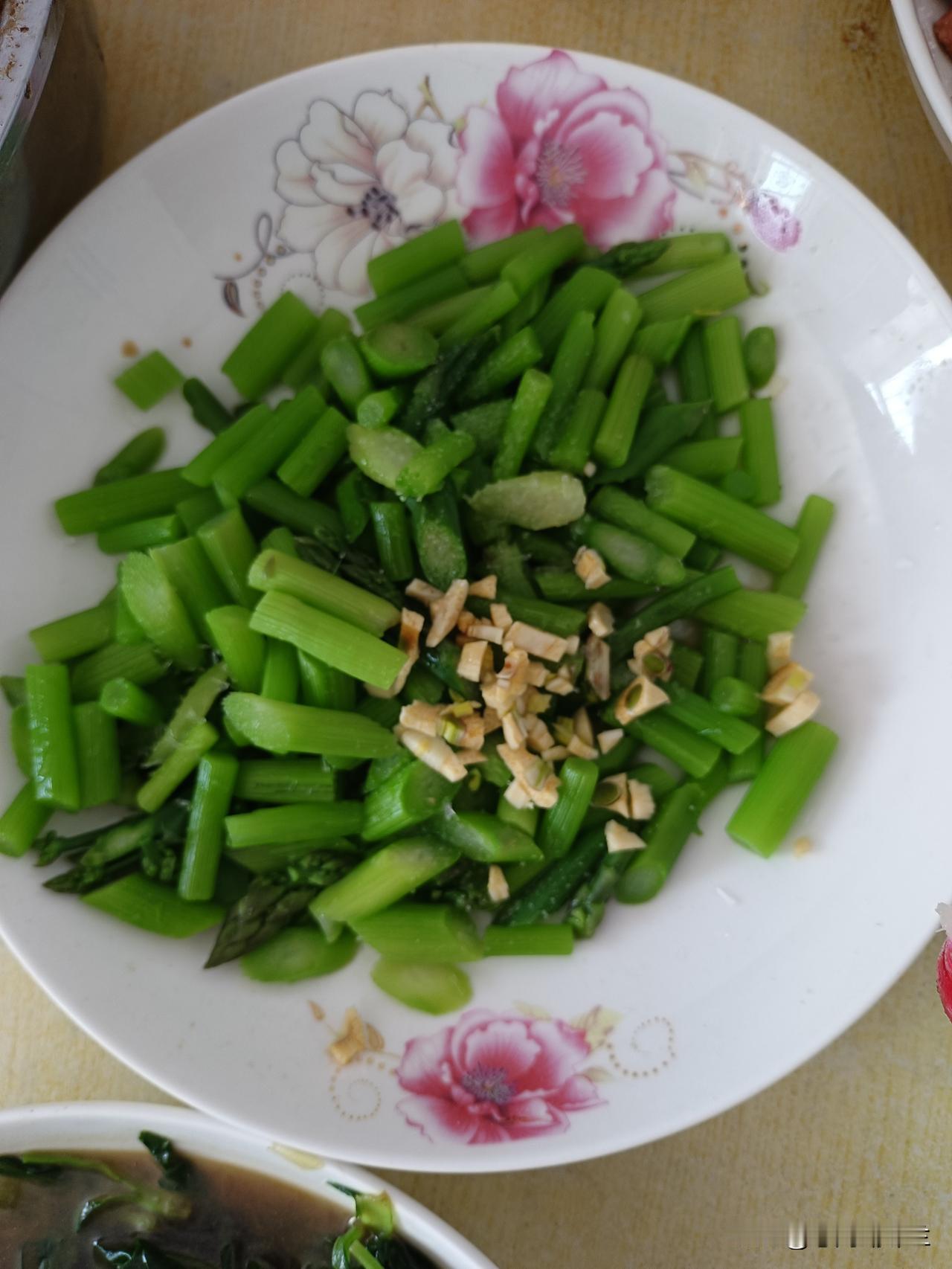 今天中午我家3个菜，素炒油菜，凉拌芦笋香菜梗，炖排骨。

上午老公回老家了，今天