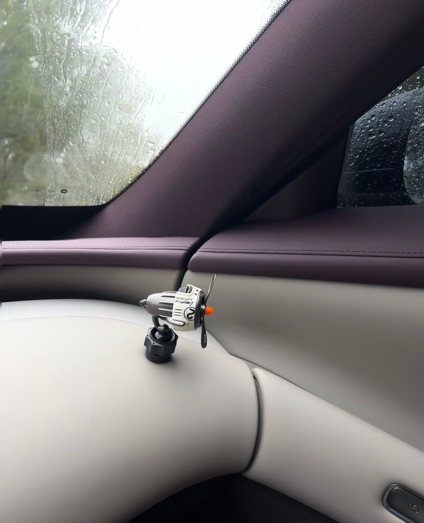 下雨天车内是成年人的舒适区，安静享受闲暇时间，听听雨声发会呆，这一刻完全属于自己