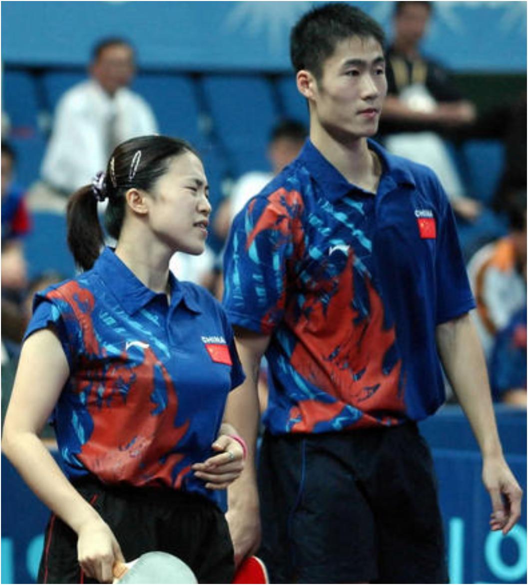 国乒有三个人曾4次打进世乒赛单打决赛。
一、王励勤3胜1负：2001年、2005