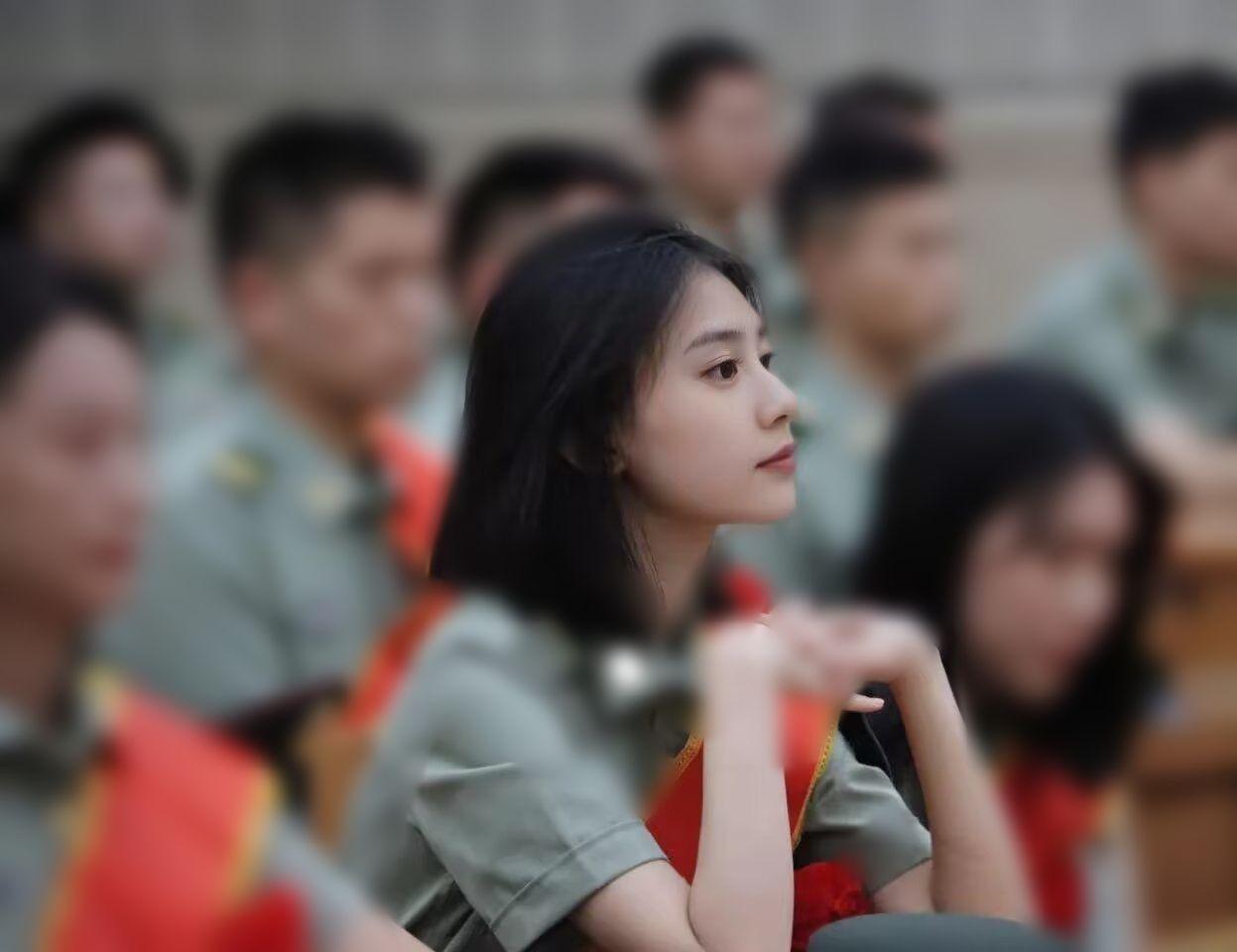 哪里有什么超级英雄，不过是一群孩子换了一身衣服，站在队伍里学着前辈保家卫国