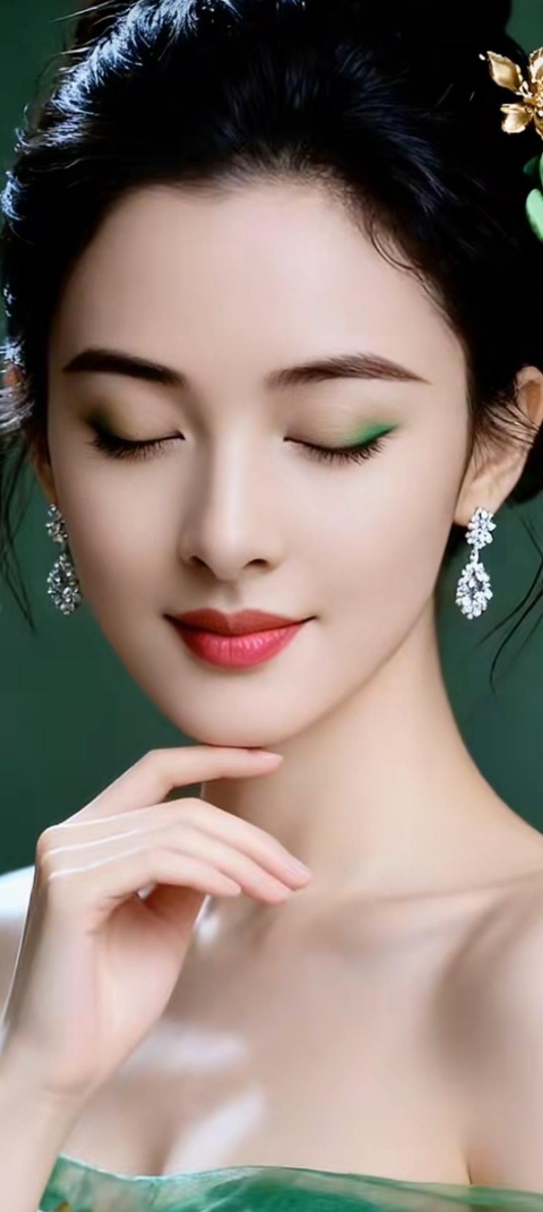 优雅绿妆，复古风情，沉醉于时光的韵味。