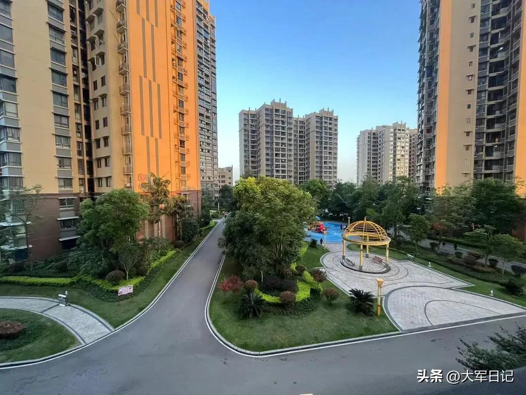 千万别乱给熟人瞎支招，我一句话，把亲戚坑了三年
 
当初亲戚问我：
“这房子现在