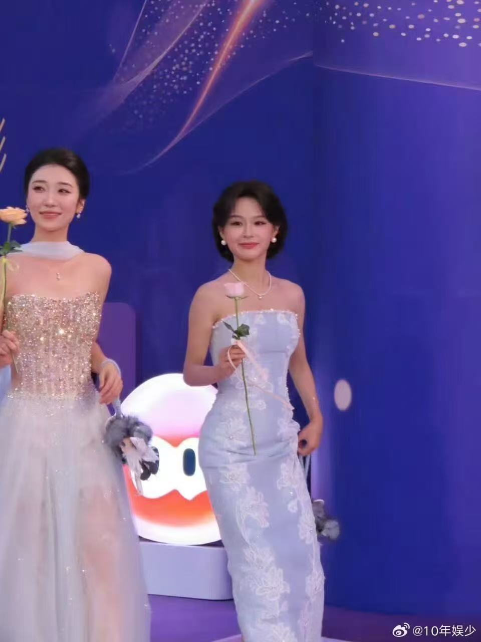 短剧演员百花奖红毯 短剧演员在百花奖红毯上光彩夺目，能被主流奖项邀请本身就是一种