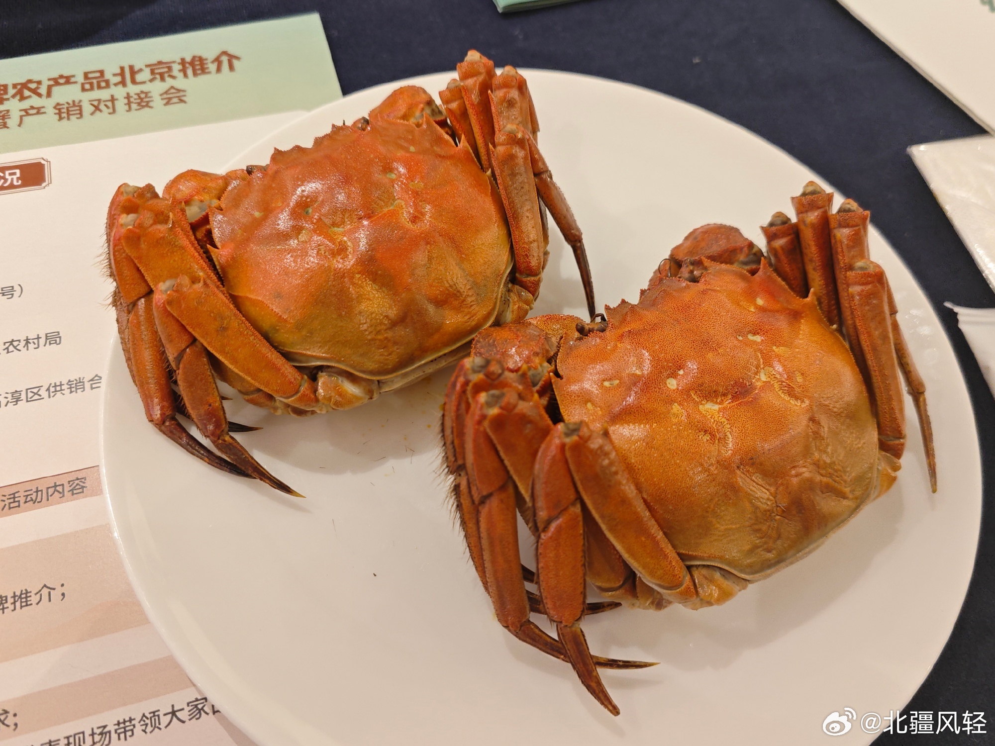 不起眼螃蟹变身顶级佳肴普通海蟹经过大厨精心烹制，风味直接升级，节目集齐传统与创新