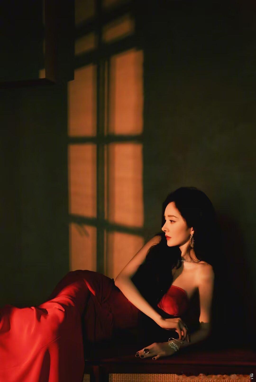 杨幂  🦊杨幂prada品牌代言人 阳光很盛的时候但总有适时的微风，夏夜很暗但