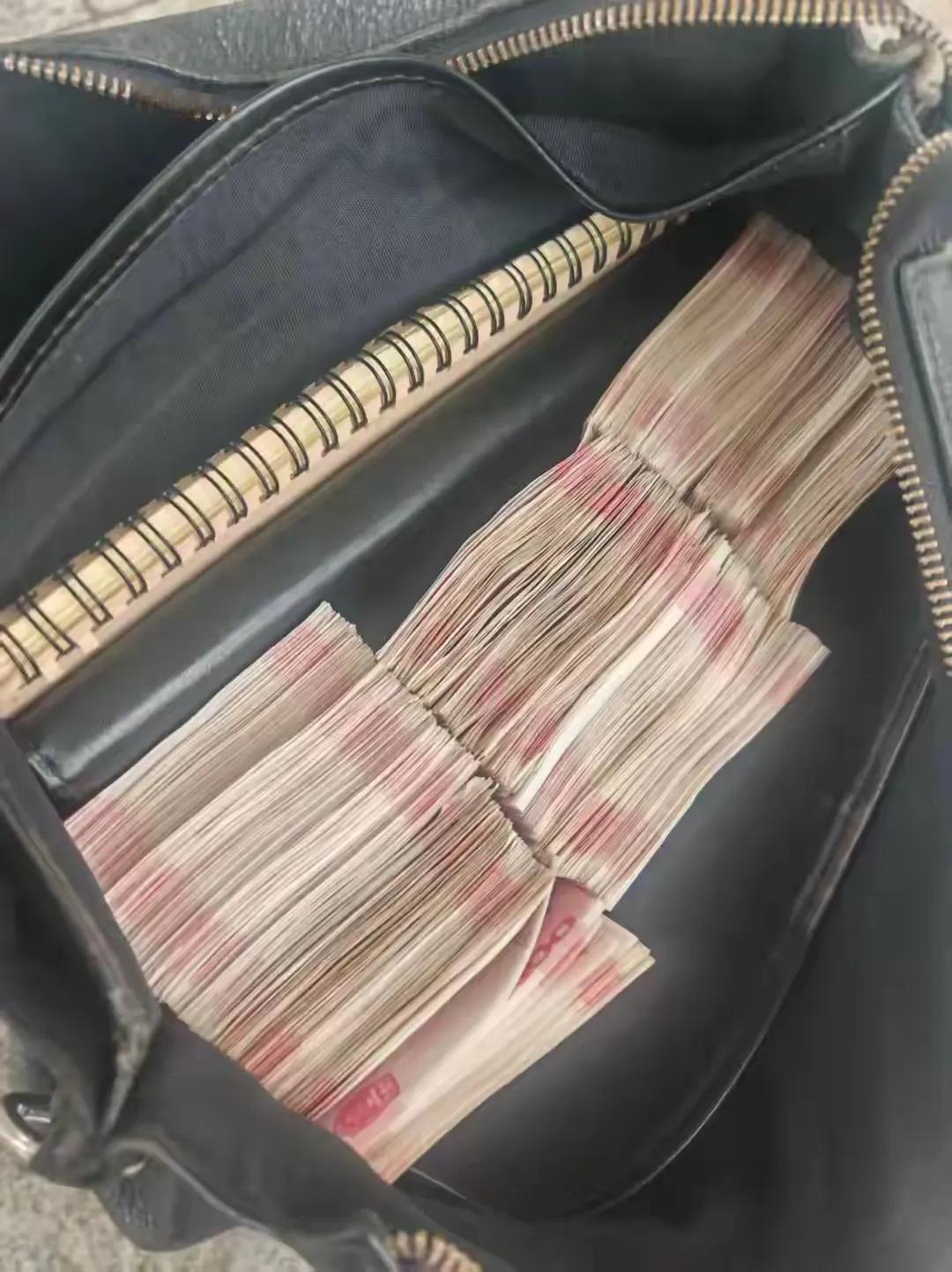 濮阳一名“00后”大学生雨中拾到12万元现金，第一反应不是占为己有，而是立刻报警