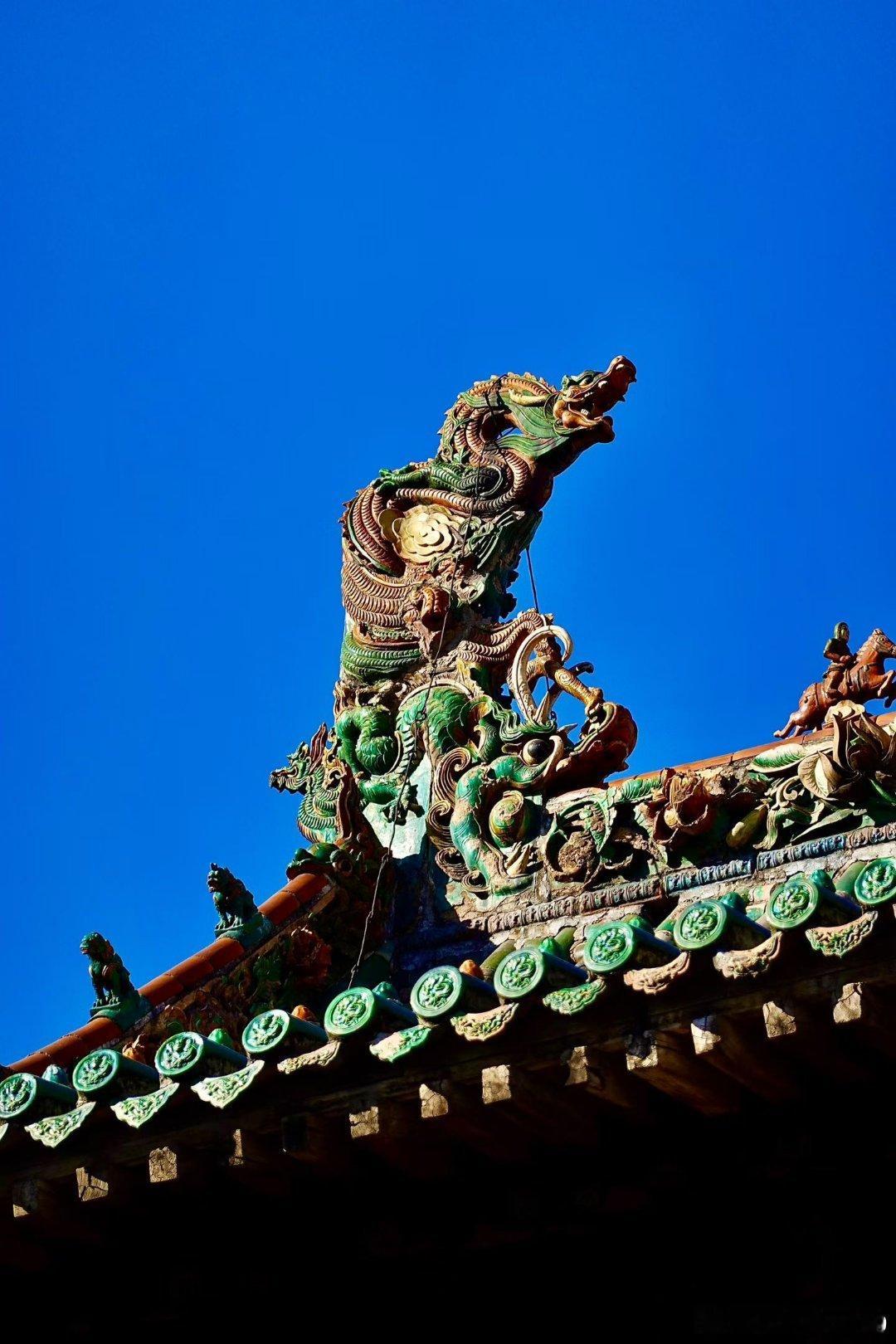 【介休后土·琉璃焕彩】踏入介休后土庙，檐角飞翘、殿顶铺陈，琉璃缀满建筑之巅。明黄