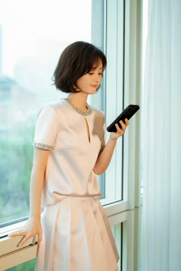 赵丽颖短发之后的出镜和营业，妇女感挺重的。 ​ ​​​