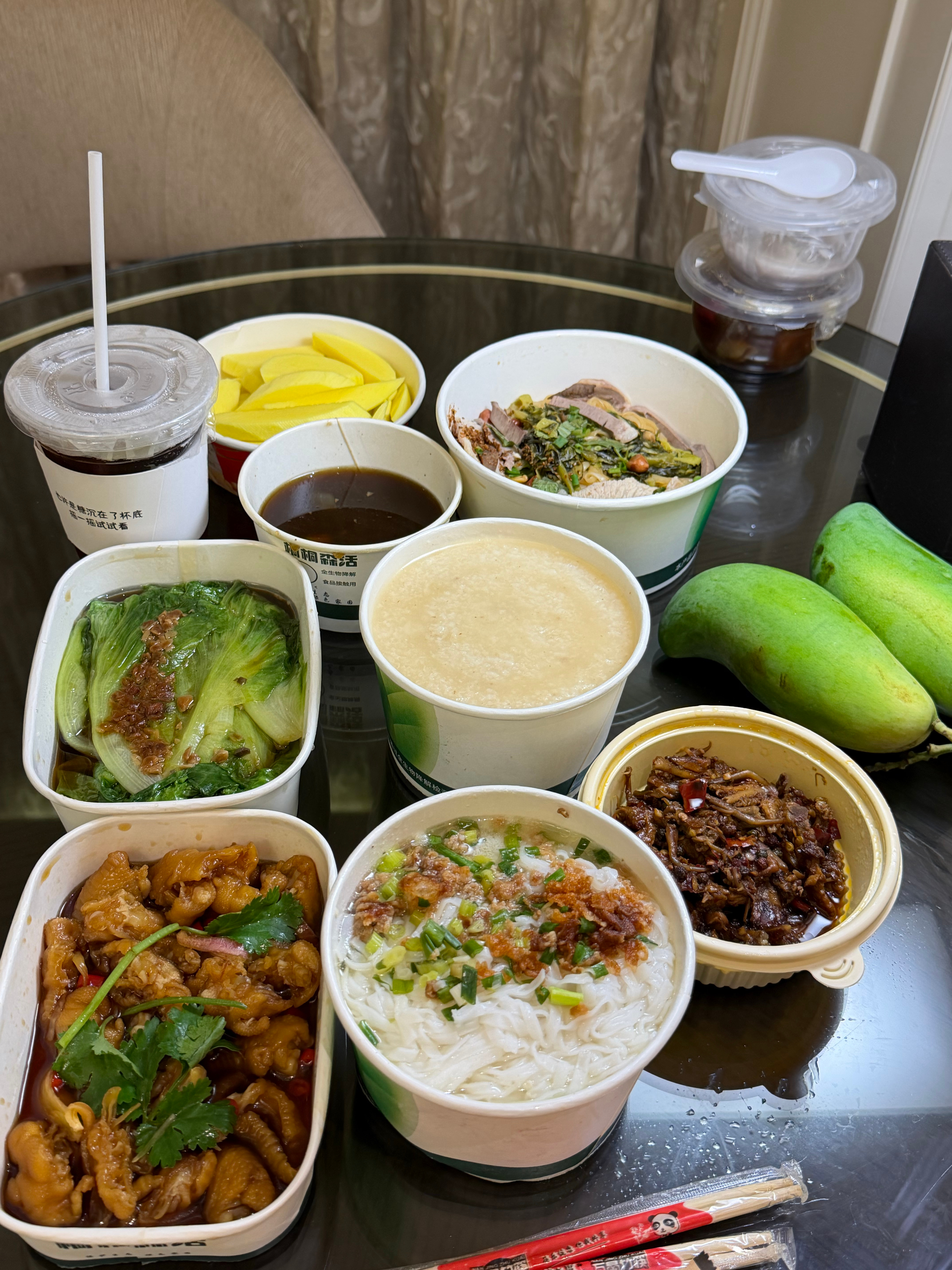 宝宝们，这是我两天在海口觅到的美食。现已回到小卖部，开启我的县城慢生活，哦耶。 