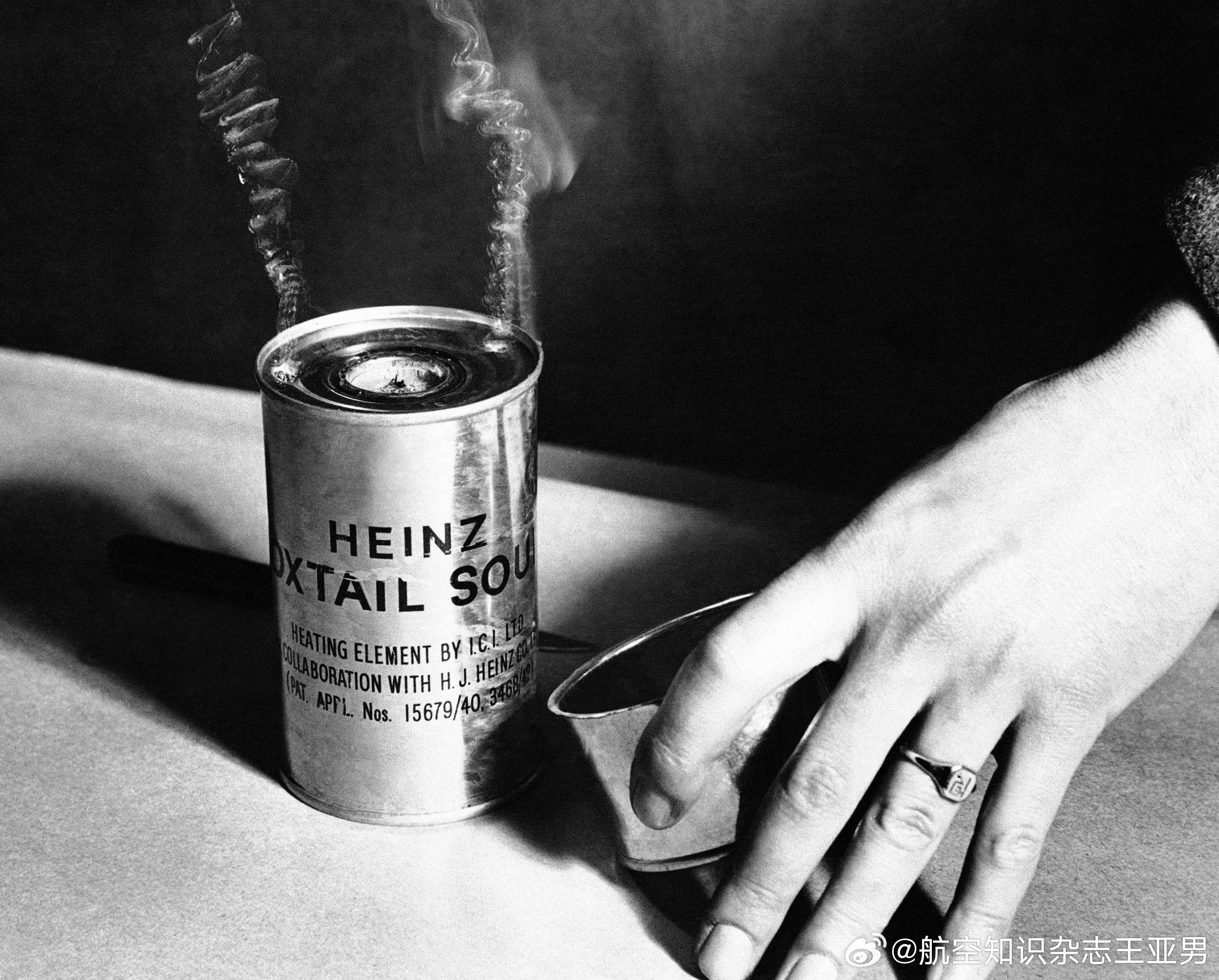 早在二战结束前，自热食品技术就已经出现。这是1944年3月23日英国伦敦进行的演
