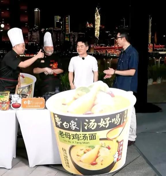 万万没想到！今晚，董宇辉吃面，却遇到一个大厨现场出题考试！网友：这面吃的不容易啊