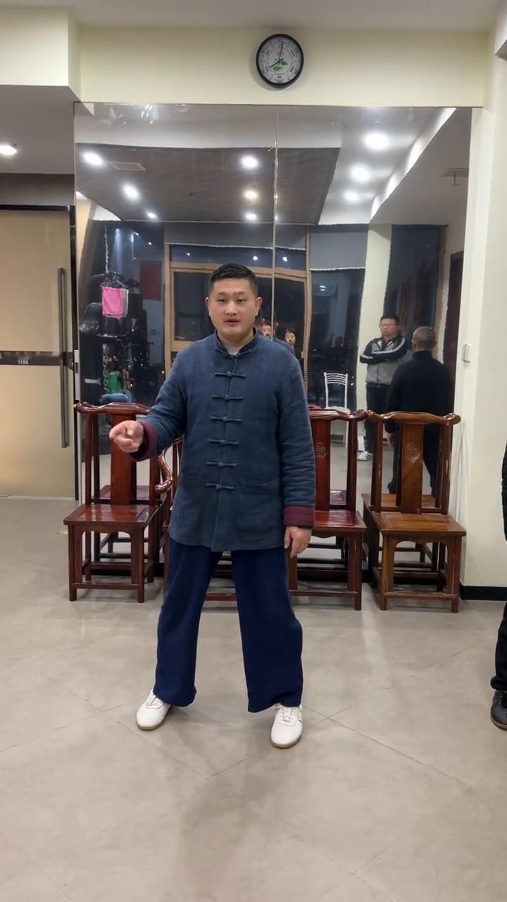 太极拳真正的真传功夫。
姜其童老师教授。
它不是空气来的，可以过来。太极并不是软